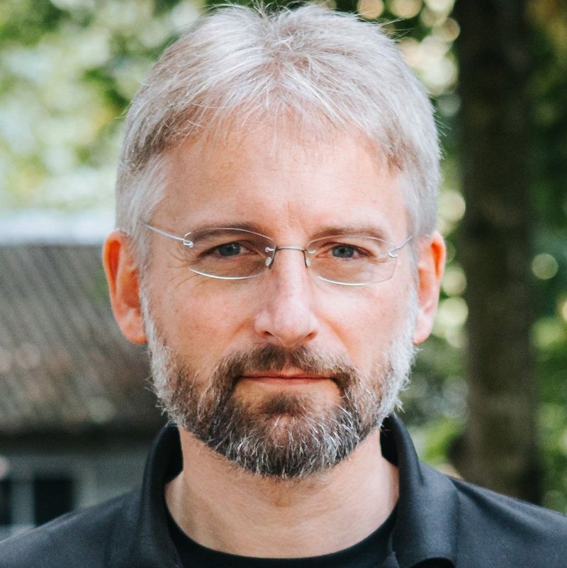 Ainavu un dabas fotogrāfa Gaja Edvardsa (Guy Edwardes) portrets.