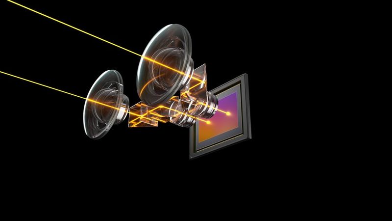 A CAD drawing showing beams of light being projected through the two lenses of the Canon RF 5.2mm F2.8L Dual Fisheye and onto the single full-frame sensor behind.