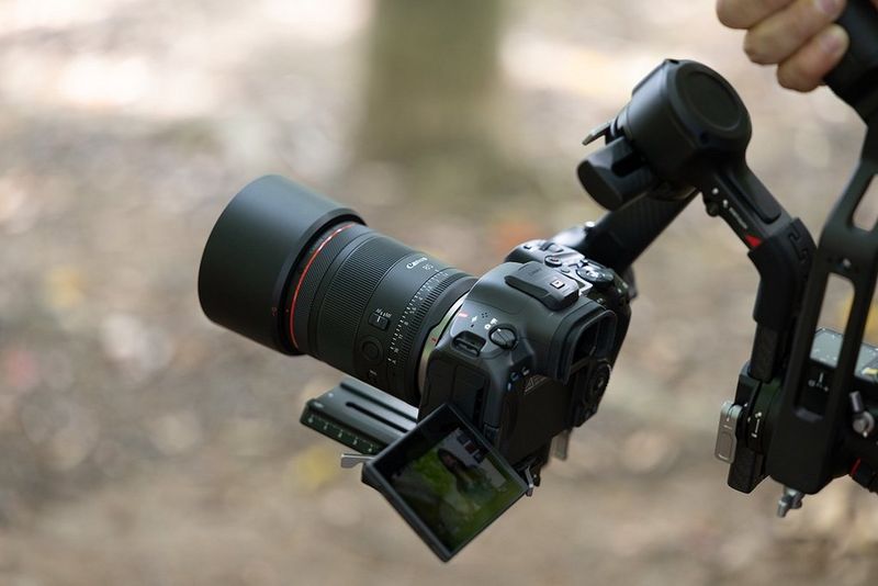 A Canon camera and RF 85mm F1.4L VCM lens mounted on a gimbal and being used to film a scene