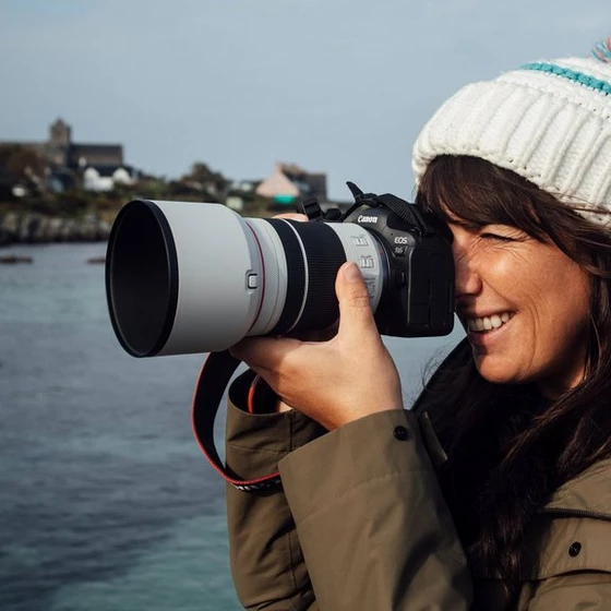 Lucia Griggi holding the EOS R5 and RF 70-200mm F4L IS USM