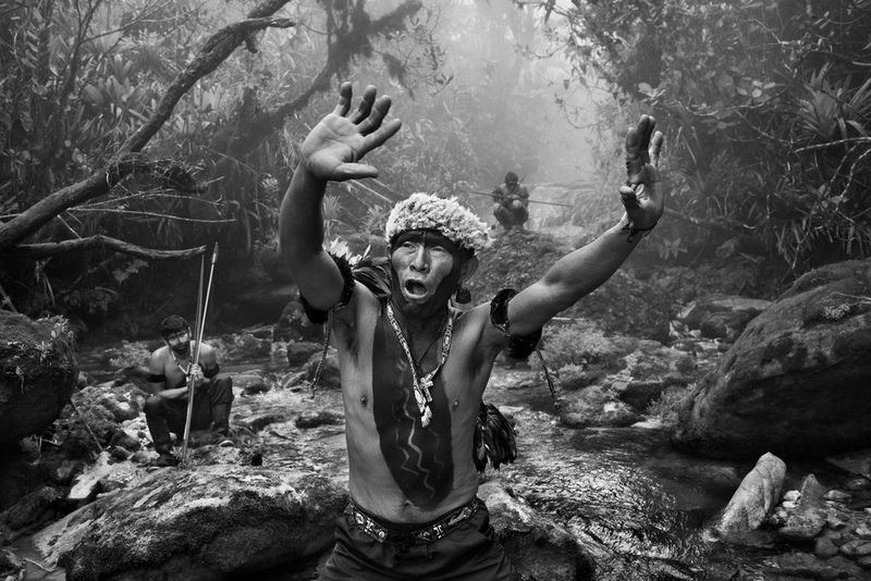 ‘Prayer to the Yanomami Goddess’ by Sebastião Salgado photograph showing no VI impairment early glaucoma simulation