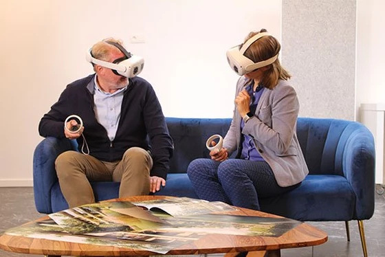 Deux personnes assis sur un fauteuil avec des lunettes de réalité virtuelle