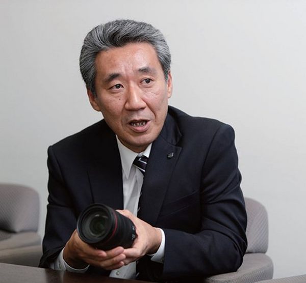 Seichi Kashiwaba holding RF lens