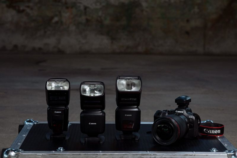 Модели Canon Speedlite 600EX II-RT, Speedlite EL-5, Speedlite EL-1 и Canon EOS R6 Mark II выстроены в шеренгу.