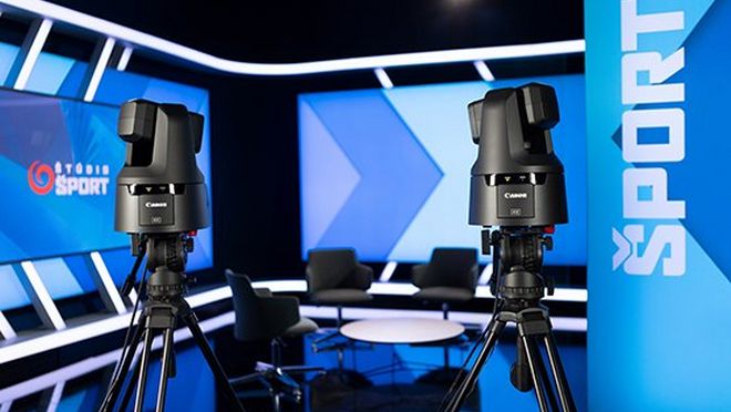 Dos cámaras PTZ de Canon colocadas para una emisión en directo en un estudio de deportes.