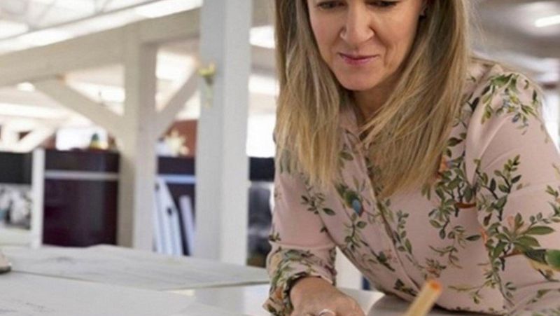 Woman working at a desk – Canon UK