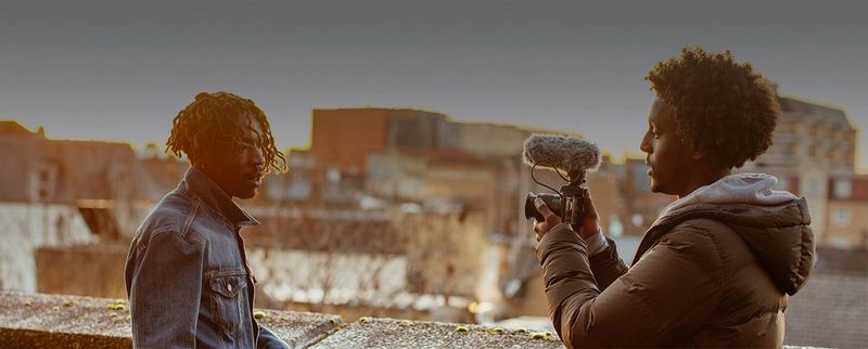 Mabdulle filming a friend with EOS M50 with an external mic.