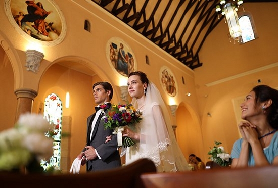 Wedding scene in a church shot on the Canon EOS R and RF 28-70mm F2L USM