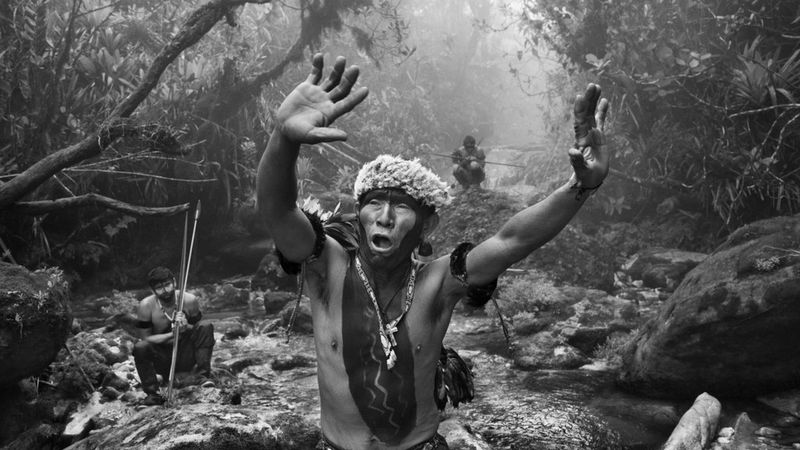 „Prayer to the Yanomami Goddess” (Imádság a Yanomami istennőhöz) – Sebastião Salgado fotója