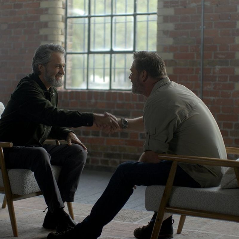 Brent Stirton e Lawrence Gunther si siedono stringendosi la mano