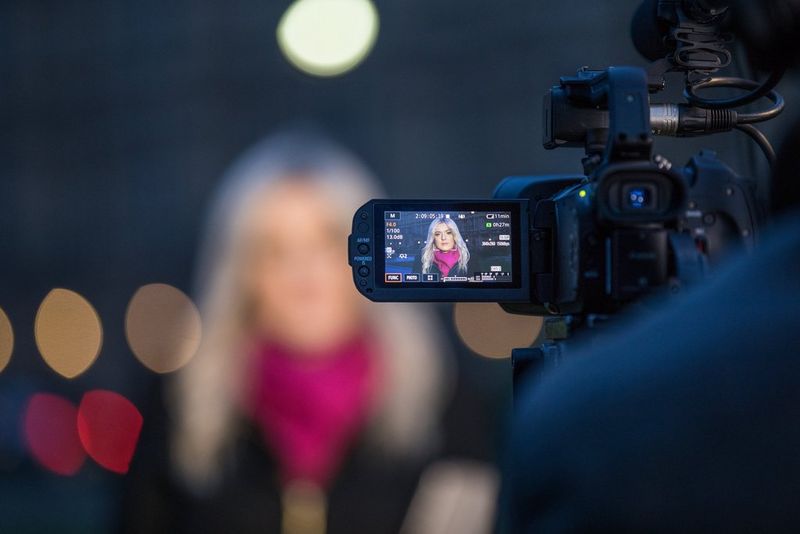 Femme filmée à l'aide de la caméra professionnelle Canon XF405.