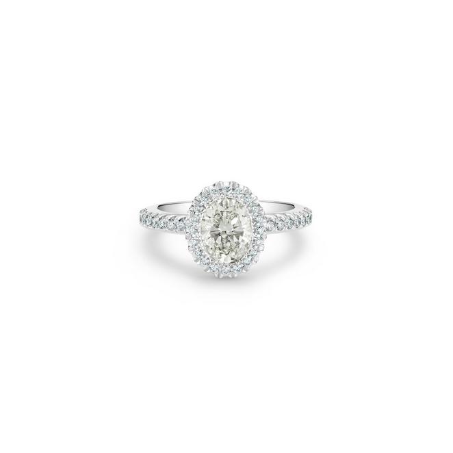 Aura solitaire ring with a oval-shaped diamond in platinum