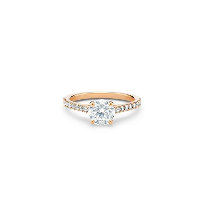 DB Classic Pavé solitaire ring with a round brilliant diamond in rose gold