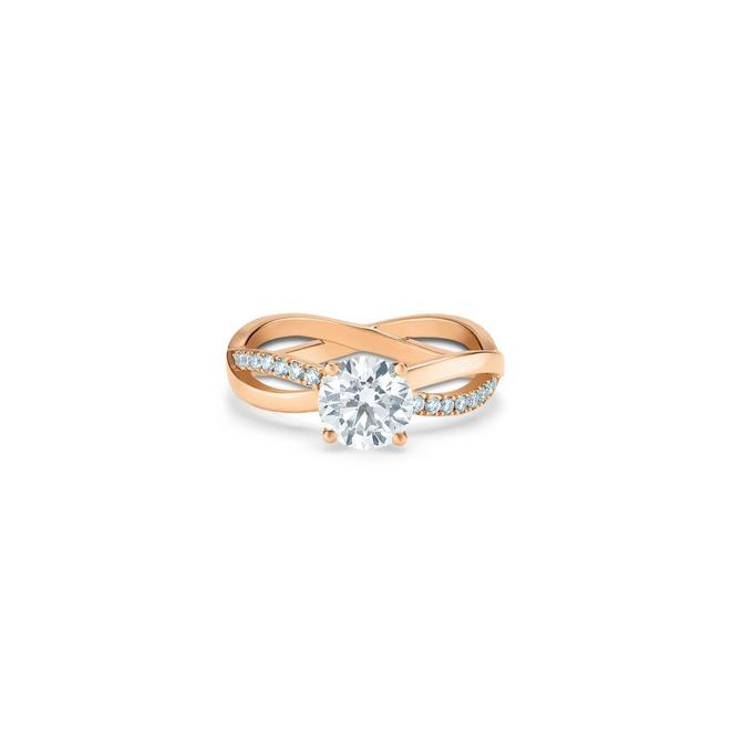 Infinity solitaire ring with a round brilliant diamond in rose gold