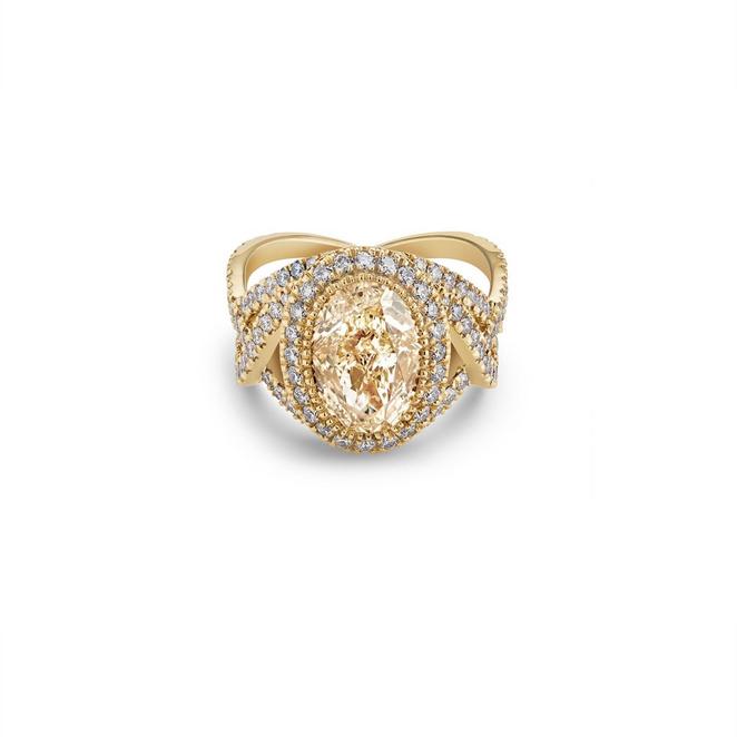 Aella ring with an oval-shaped diamond in yellow gold