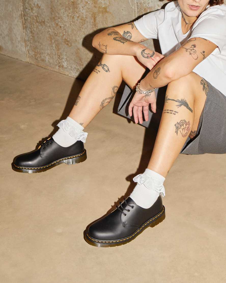 https://i1.adis.ws/i/drmartens/11838002.90.jpg?$large$1461 Smooth Leather Shoes | Dr Martens