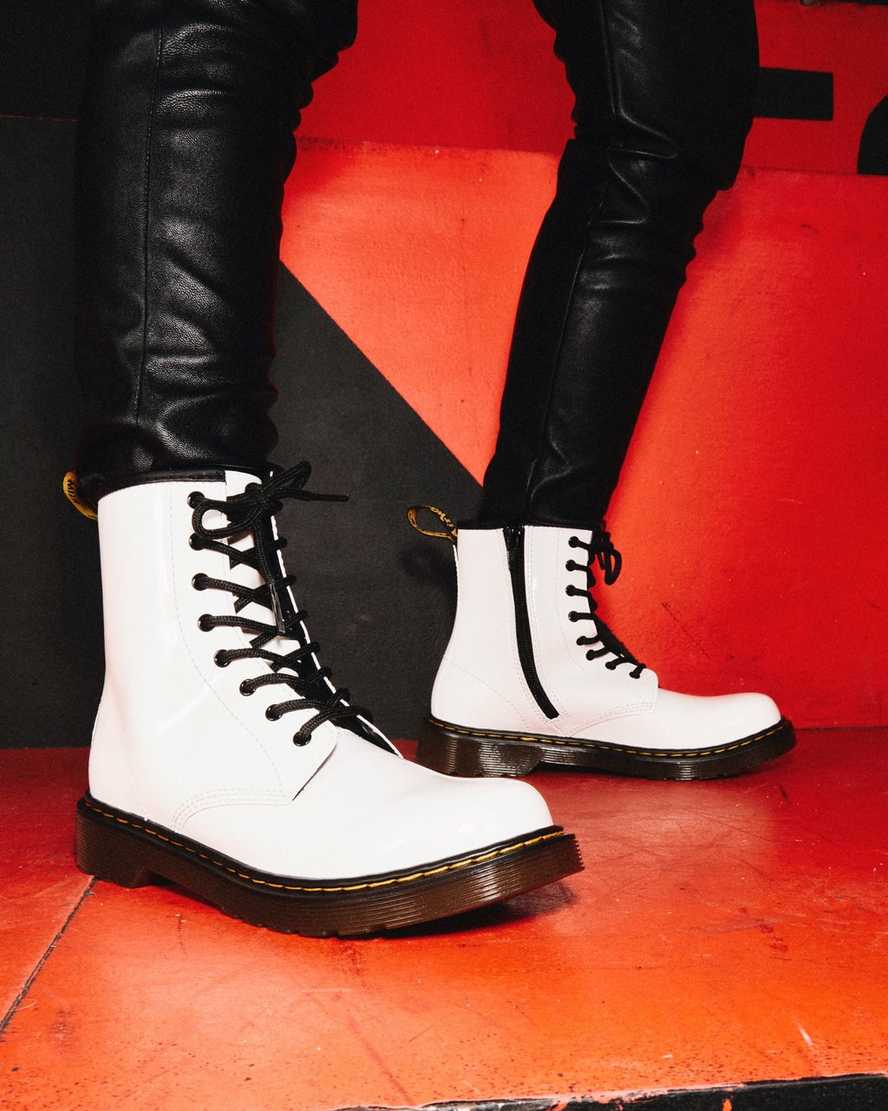 https://i1.adis.ws/i/drmartens/26792100.88.jpg?$large$Youth 1460 Patent Leather Lace Up Boots | Dr Martens