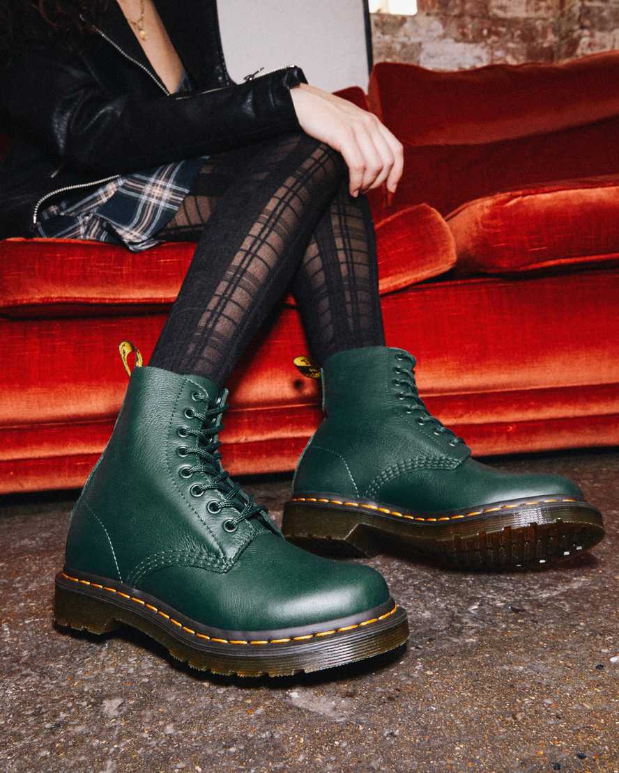 https://i1.adis.ws/i/drmartens/26902328.88.jpg?$large$1460 Women's Pascal Virginia Leather Boots | Dr Martens