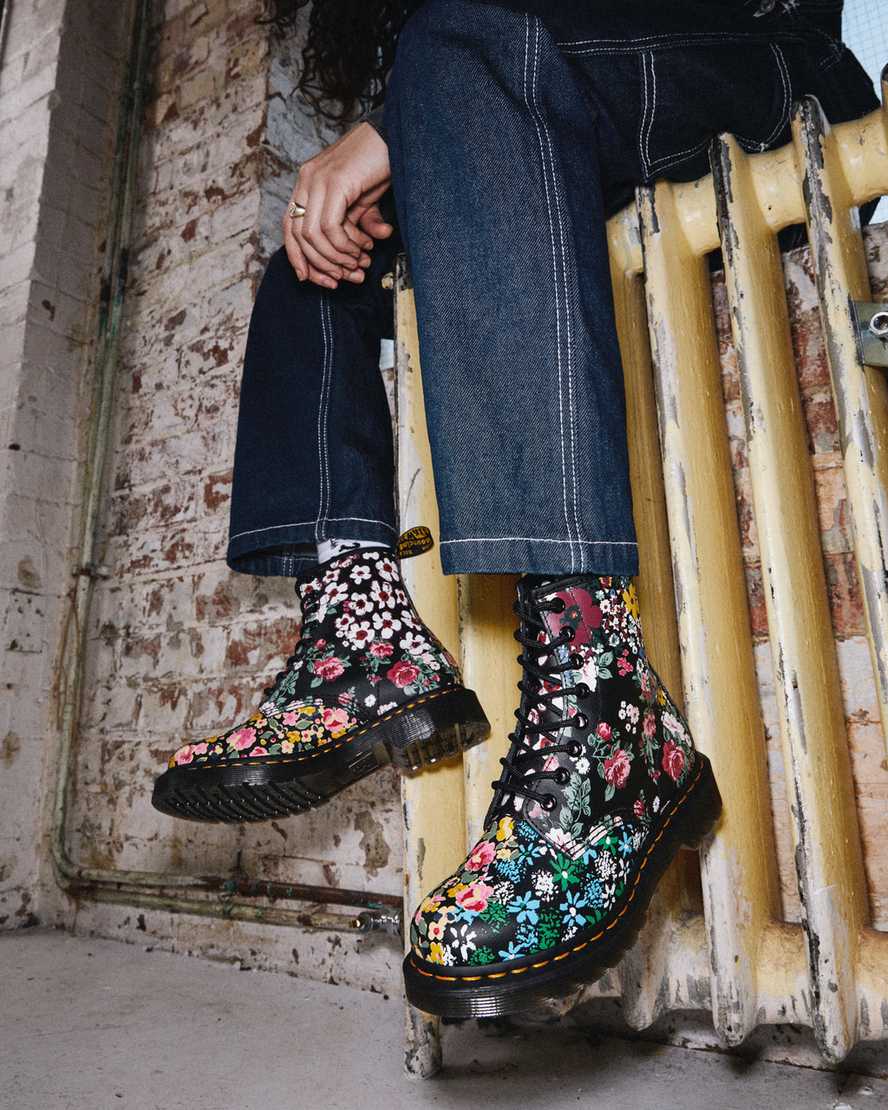 https://i1.adis.ws/i/drmartens/26920101.88.jpg?$large$1460 Pascal Floral Mash Up Leather Boots | Dr Martens