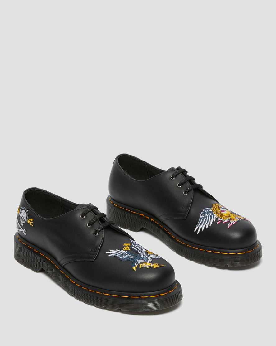 https://i1.adis.ws/i/drmartens/26932001.88.jpg?$large$Chaussures 1461 Souvenir en Cuir à Broderies | Dr Martens