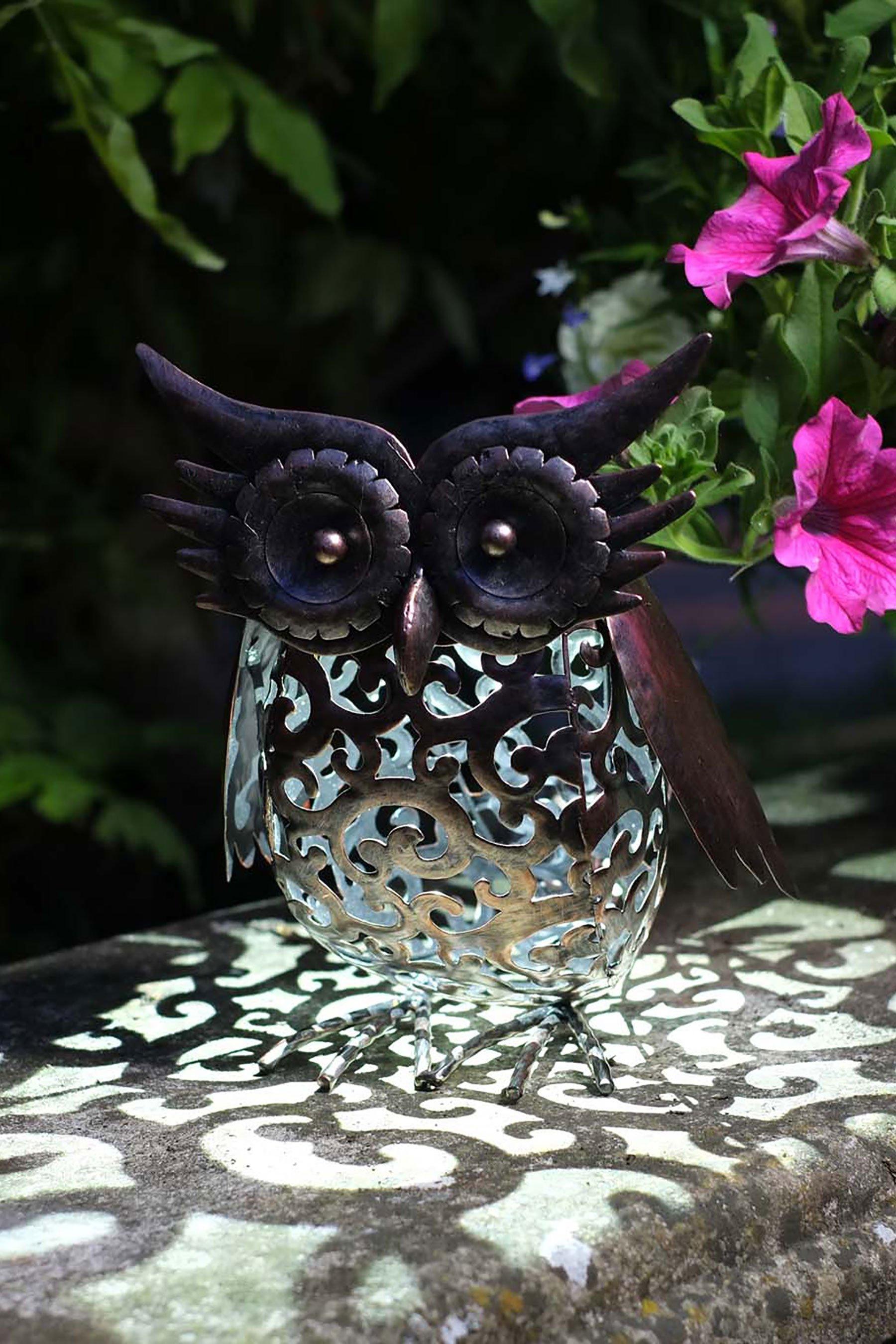 Элегантная садовая фигура совы и их светящимися глазами