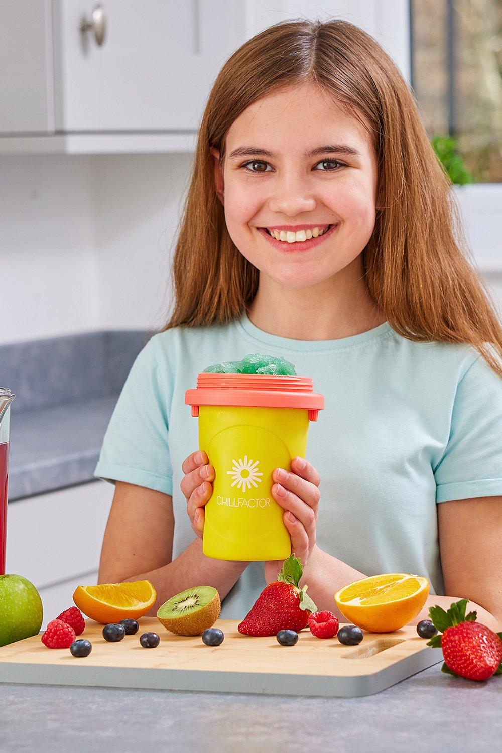 ChillFactor Smoothie Maker Real Kids Smoothie Maker with kid safe blender  jug Children's kitchen toy for boys and girls : : Toys & Games