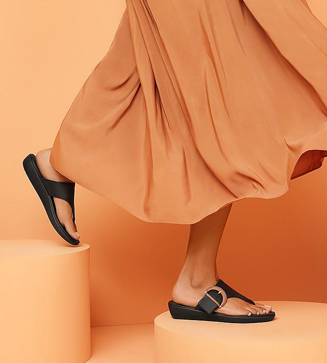 Fitflop Toe-Thong Sandals with buckle in black