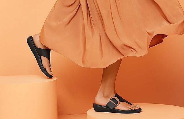 Fitflop Toe-Thong Sandals with buckle in black