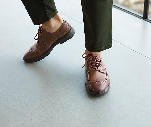 Fitflop Mens classic leathe brogue in dark brown.