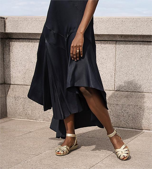 Fitflop weave leather closed toe sandals with back-strap in gold.