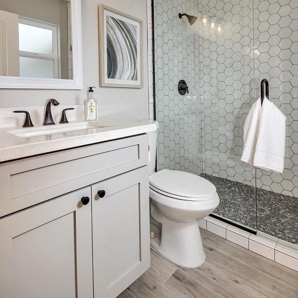 Trend Alert! Bathrooms with Black & White Hexagons