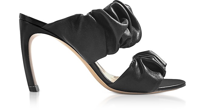 Courtney Mules in Nappa Nera con Rouches - Nicholas Kirkwood