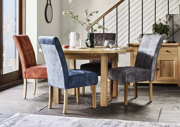 Solid oak round discount dining table and chairs