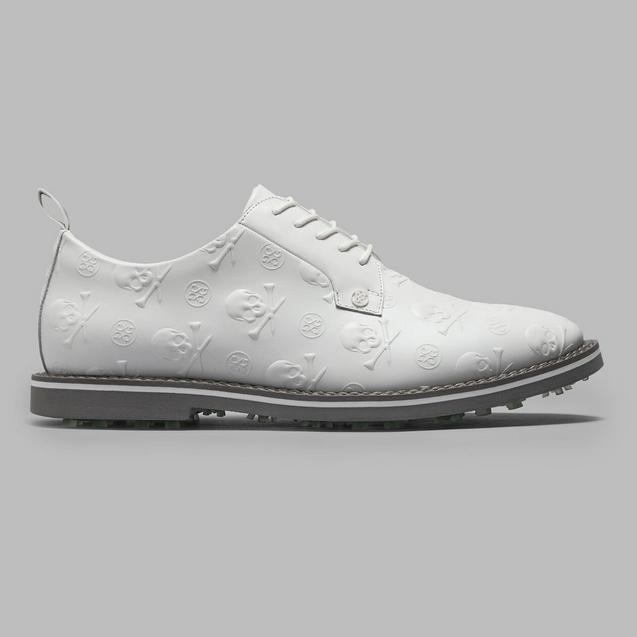 Chaussures sans crampons avec motif têtes de mort et de tés en relief pour hommes – Blanc / gris foncé G/FORE