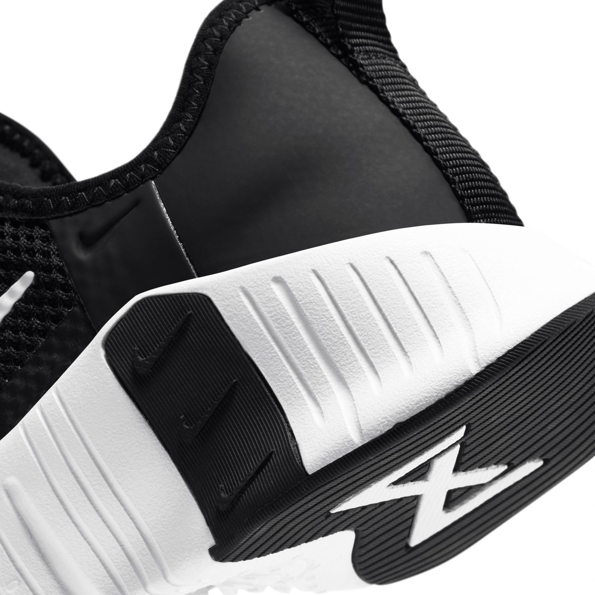 nike metcon 3 black and white