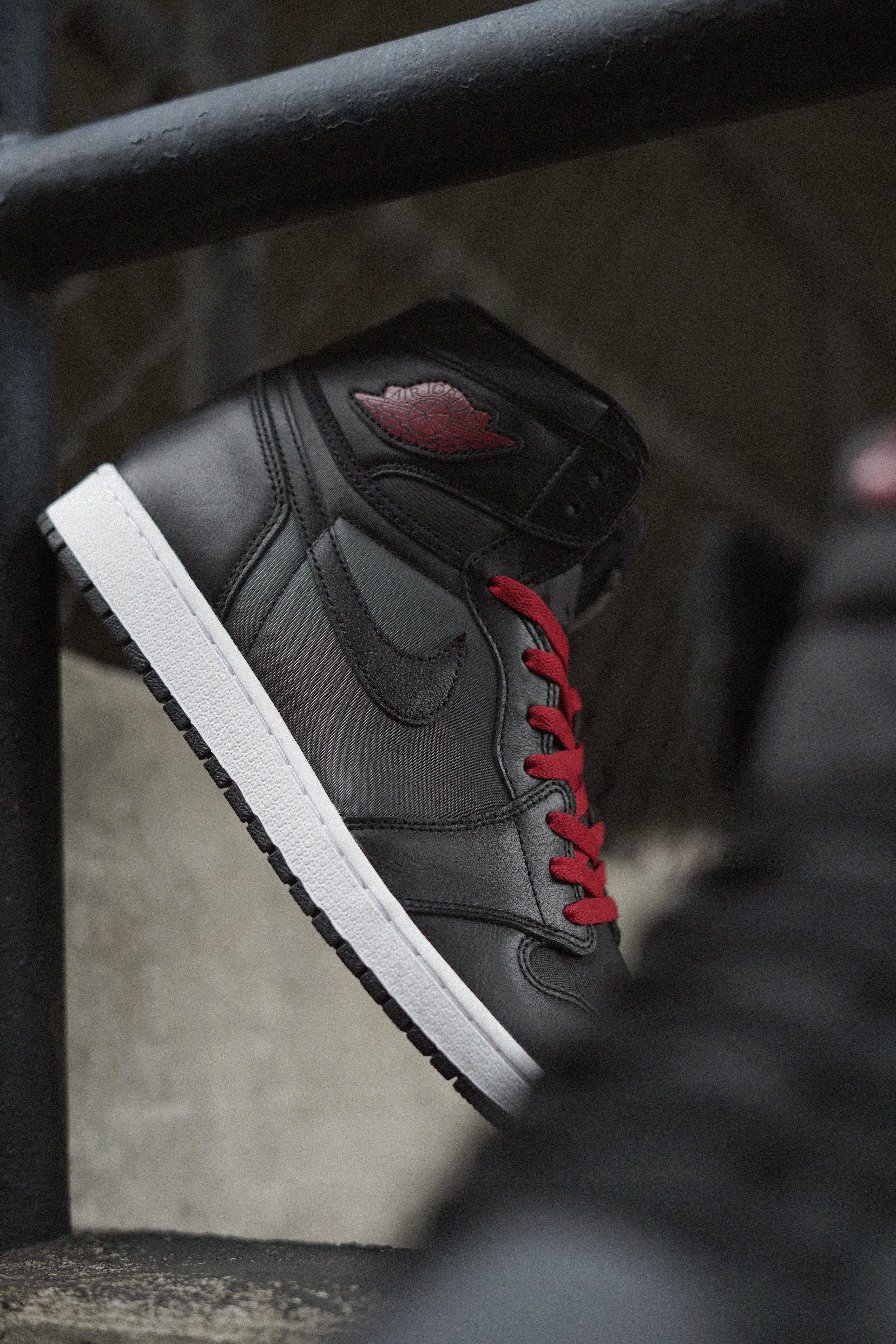 jordan retro 1 black silver red