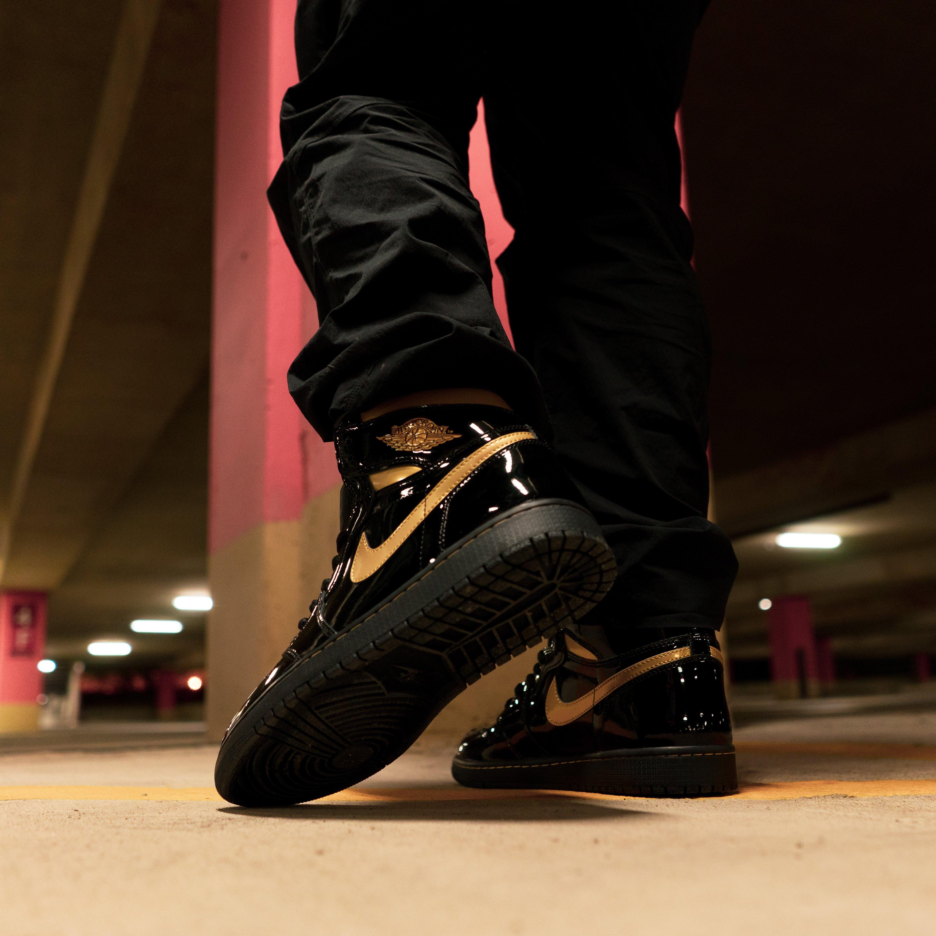 black and gold 1 jordan