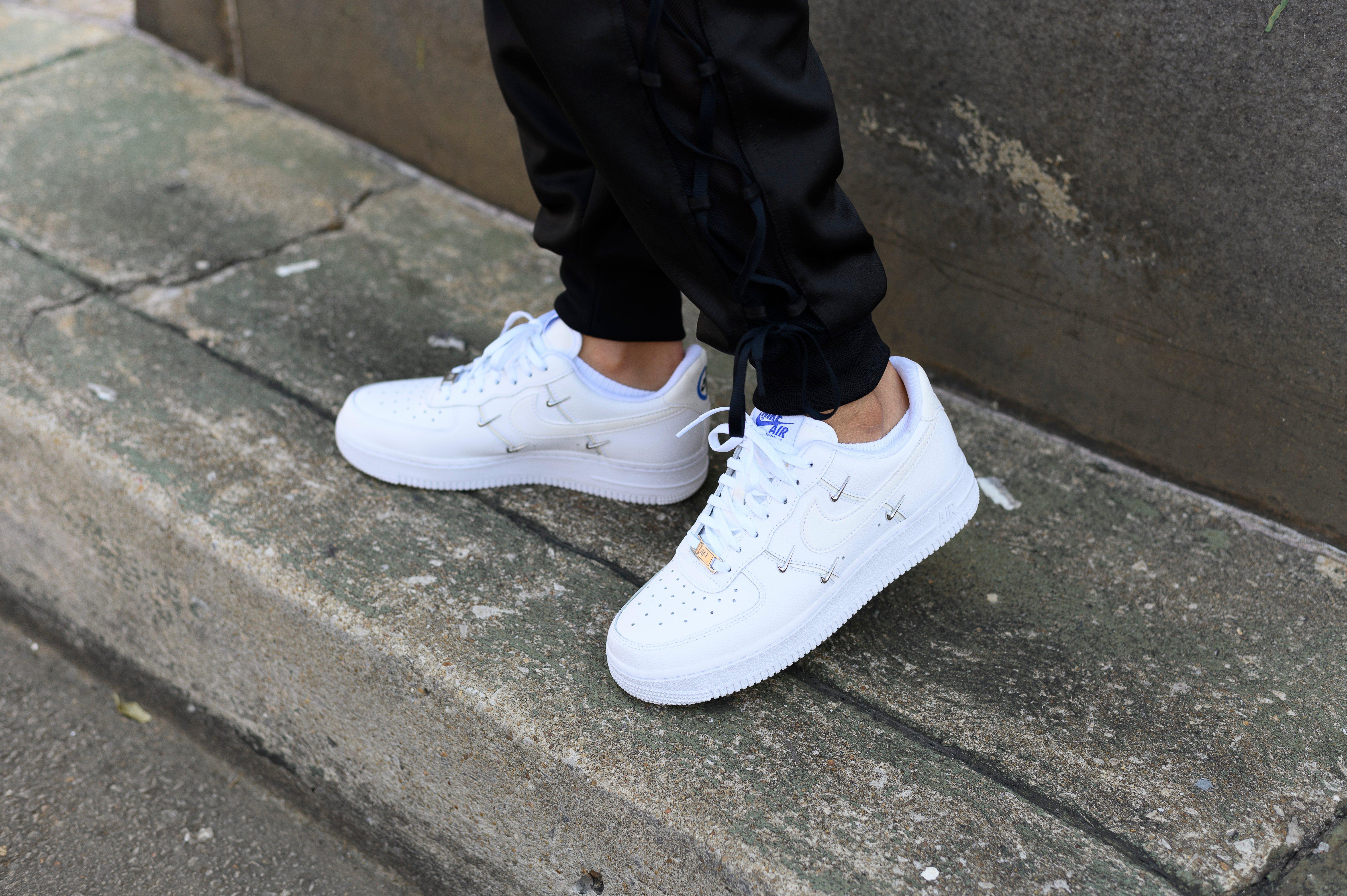 nike air force 1 07 white white hyper royal black