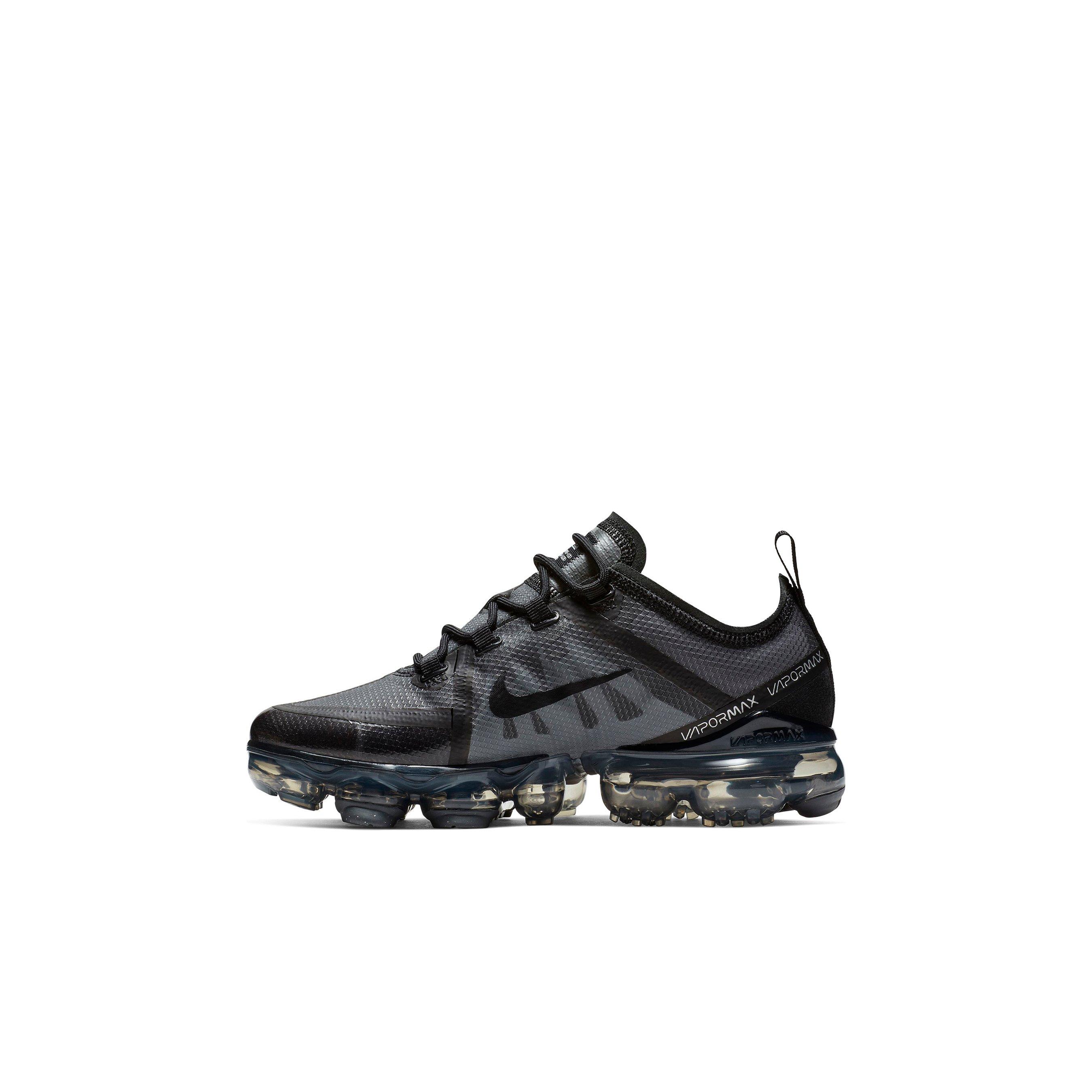 black vapormax plus boys