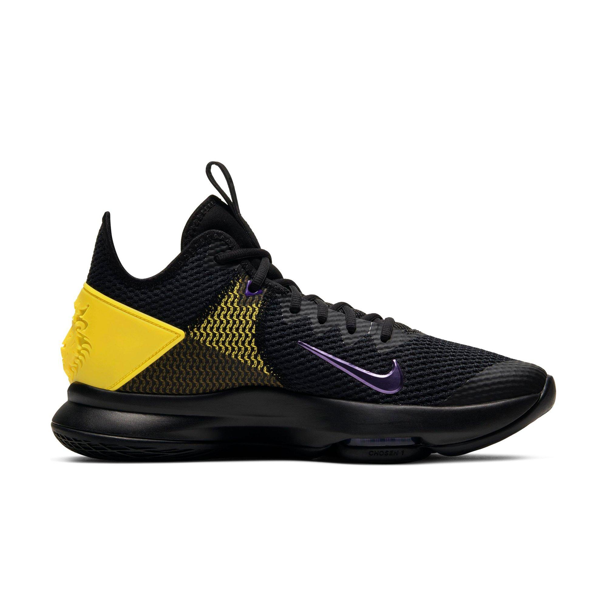 nike basketball trainers