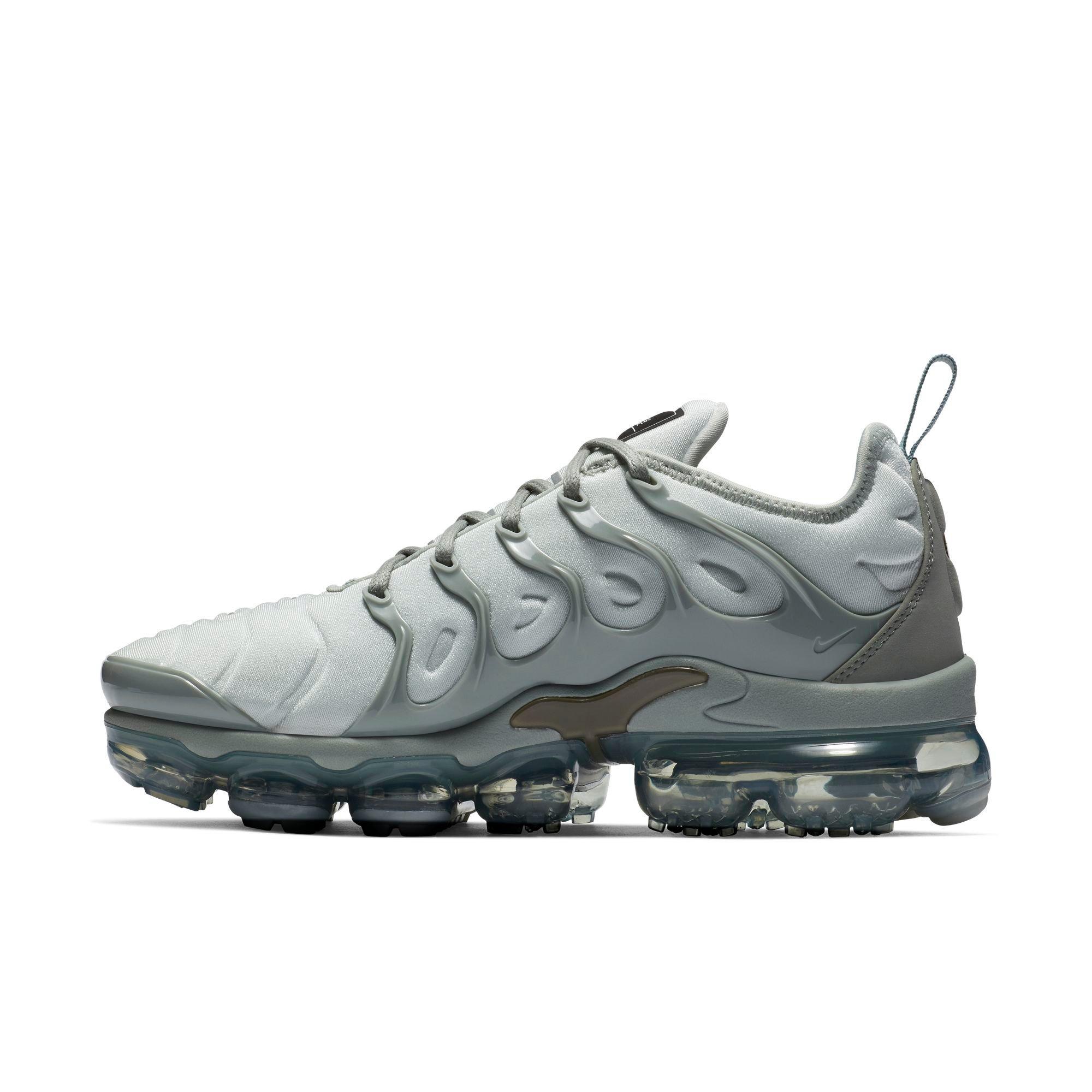 black vapormax plus womens
