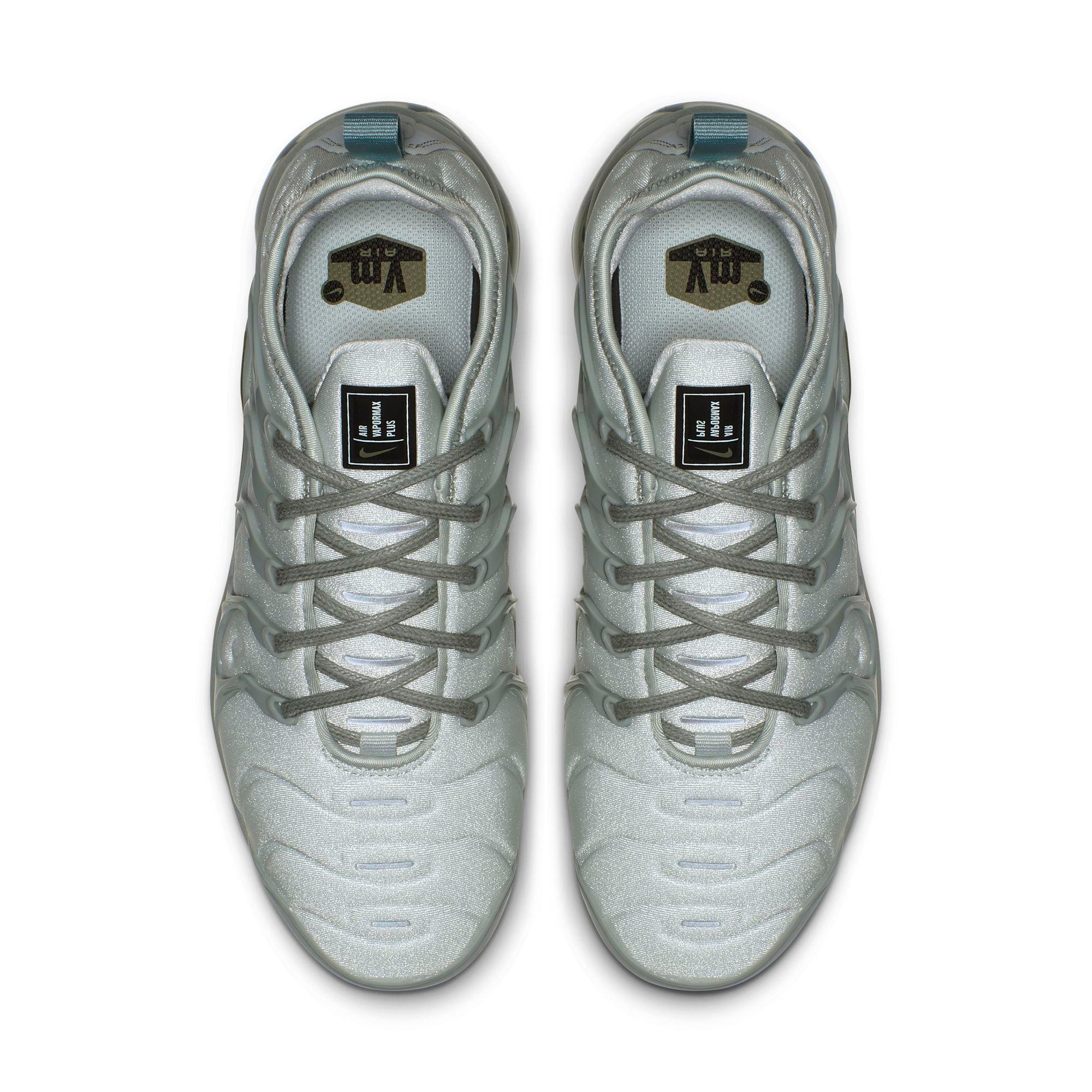 nike vapormax plus light grey