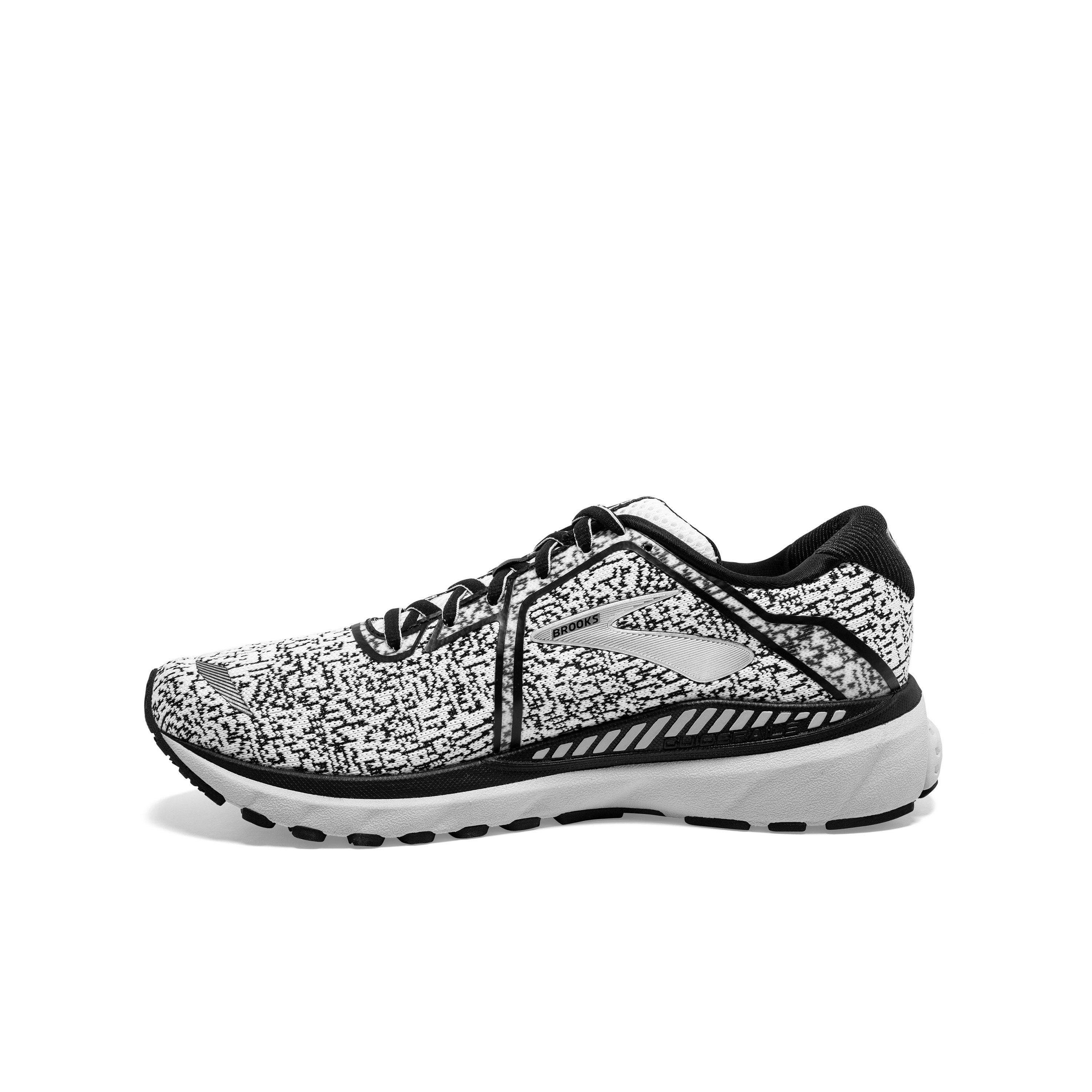 brooks female shoes