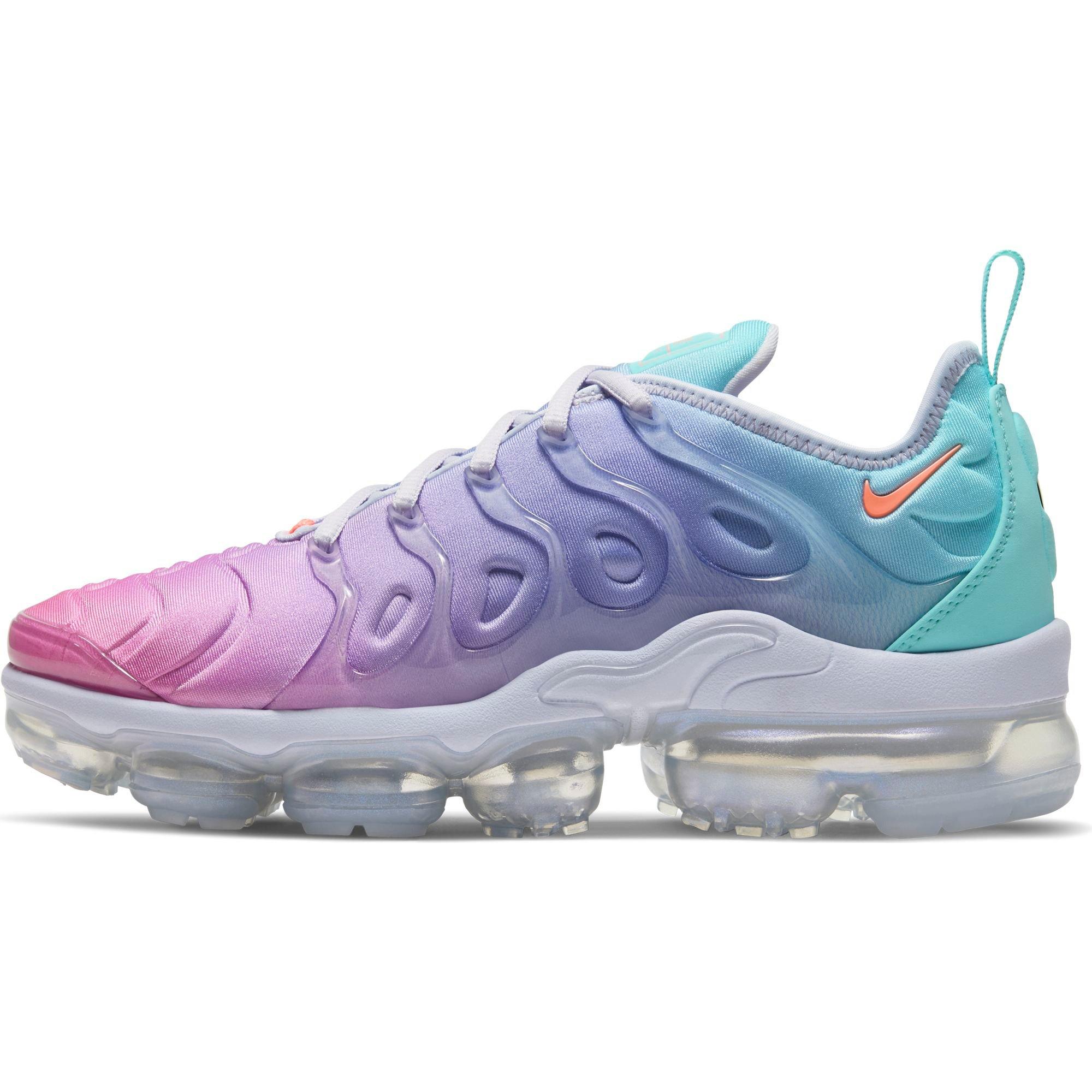 pink nike vapormax plus