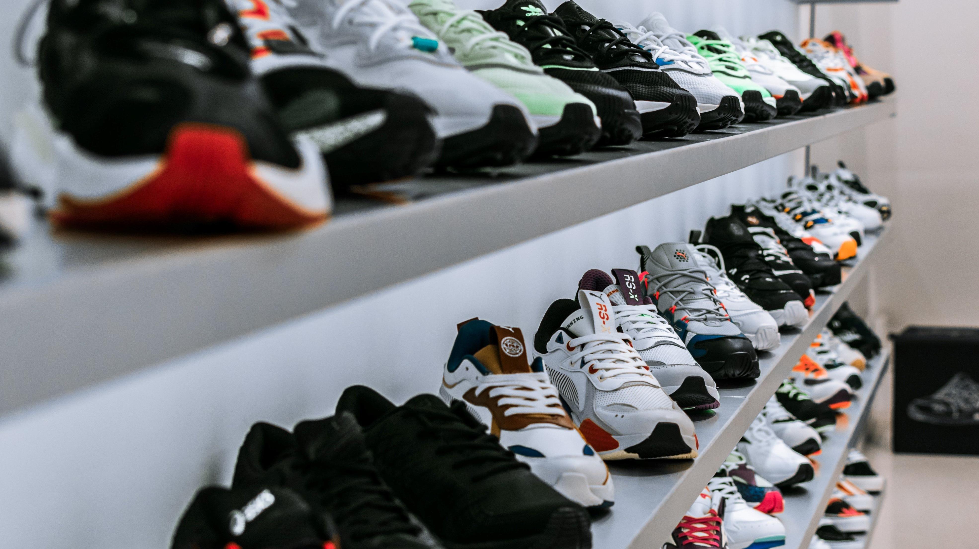 Un hot sale sneaker store