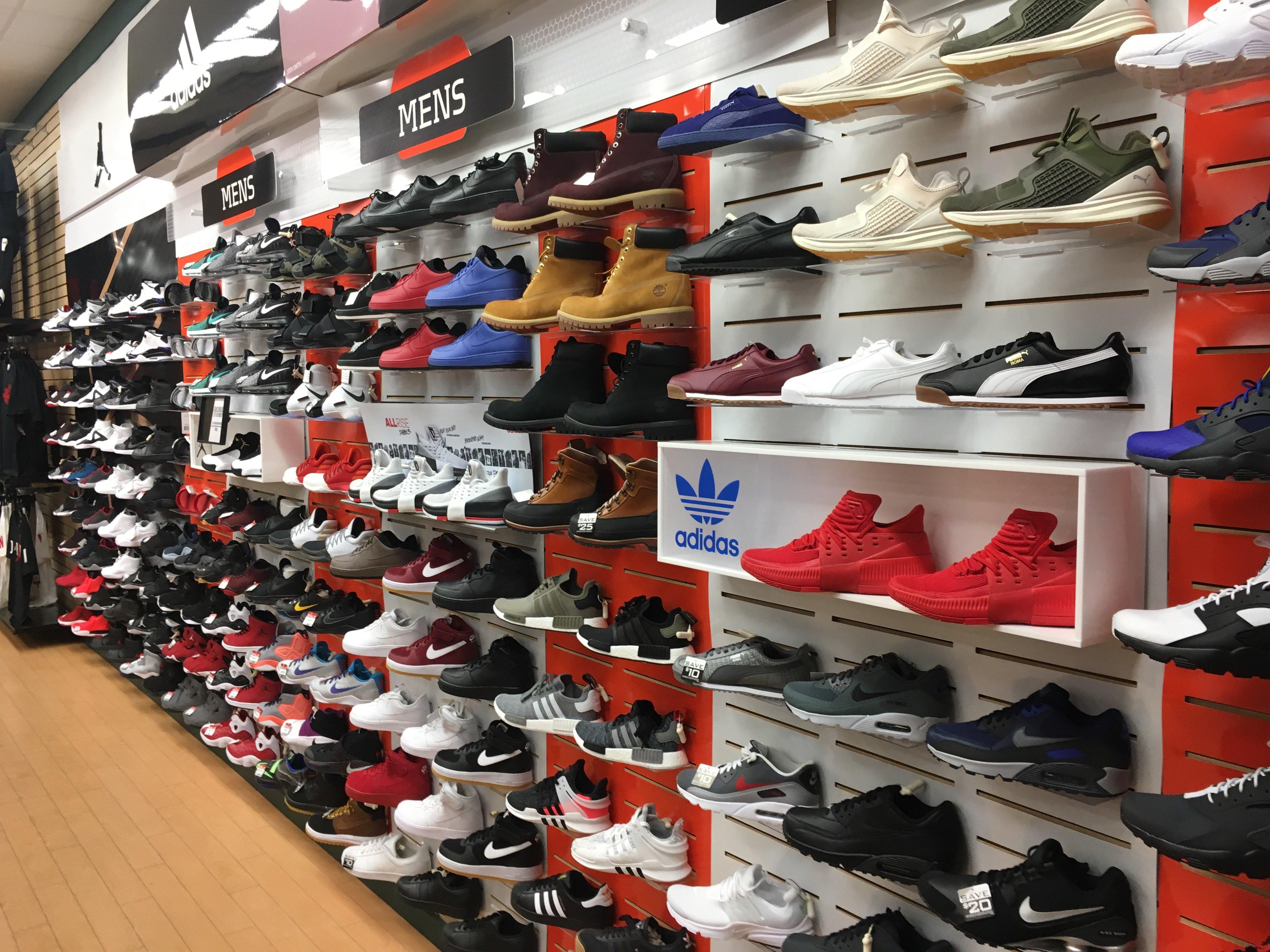 oak court mall shoe stores