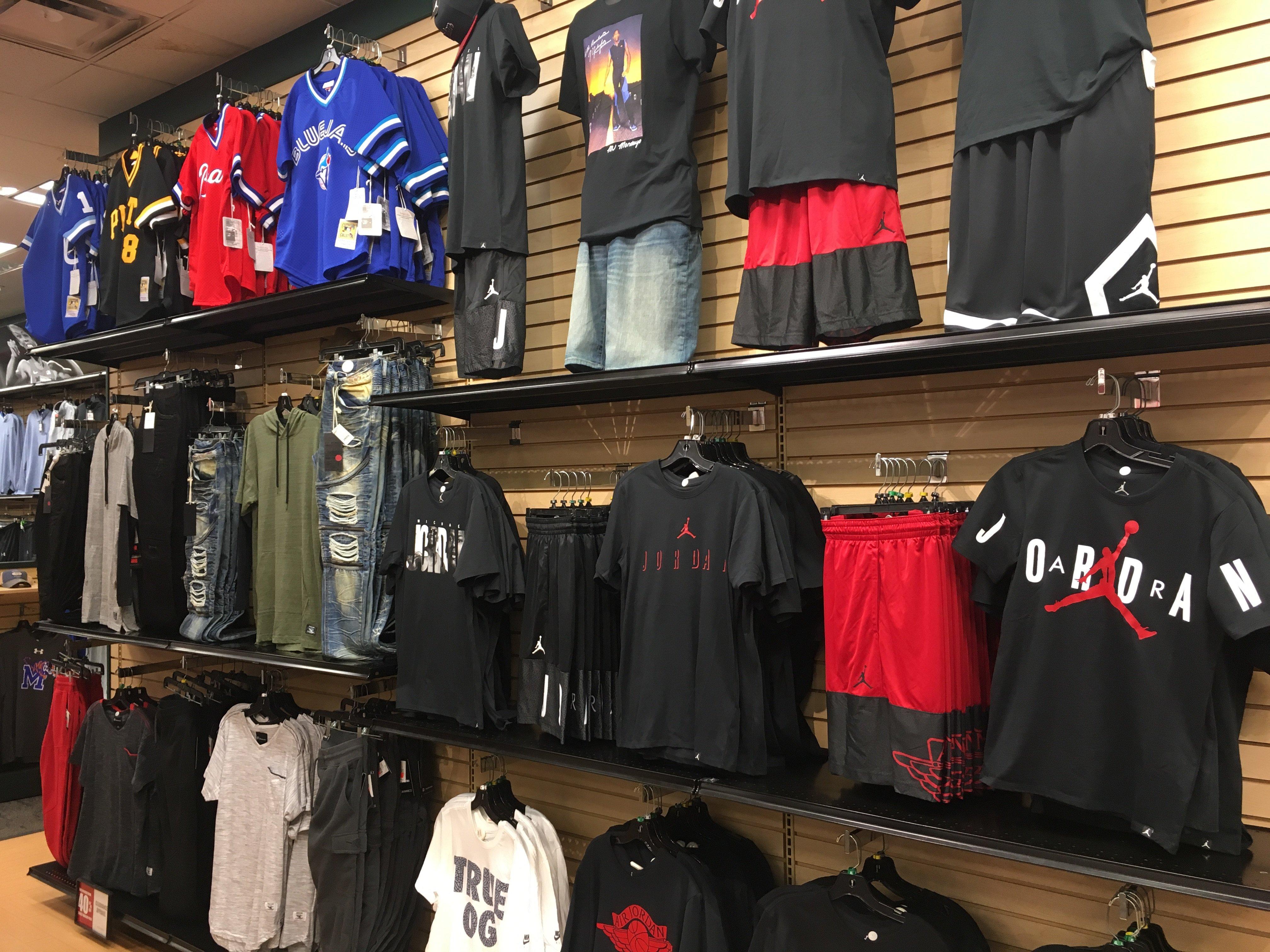 oak court mall shoe stores