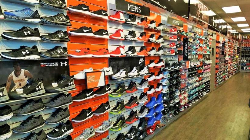 Clinton shop nike outlet