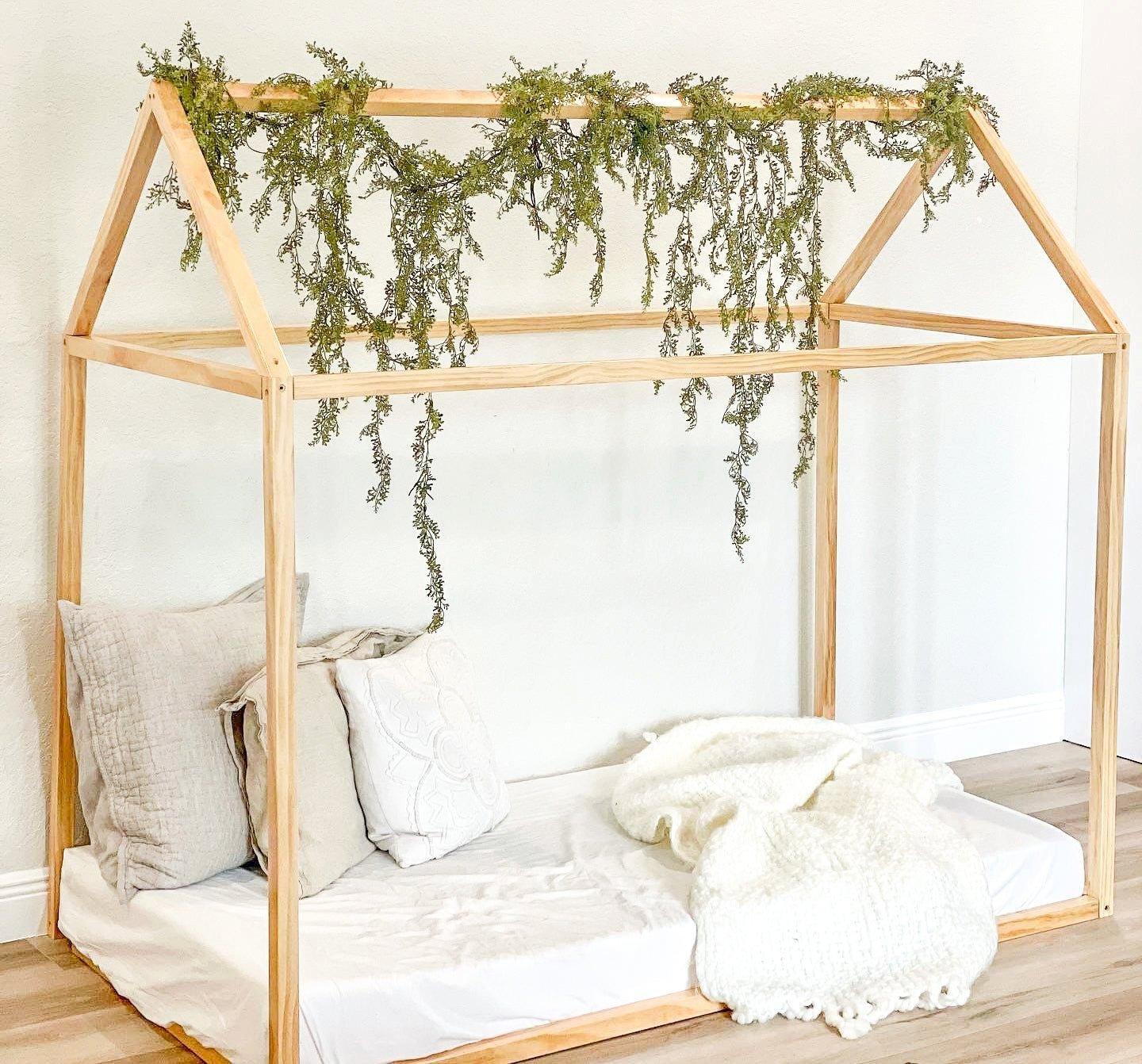 Montessori House Bed / Size Crib