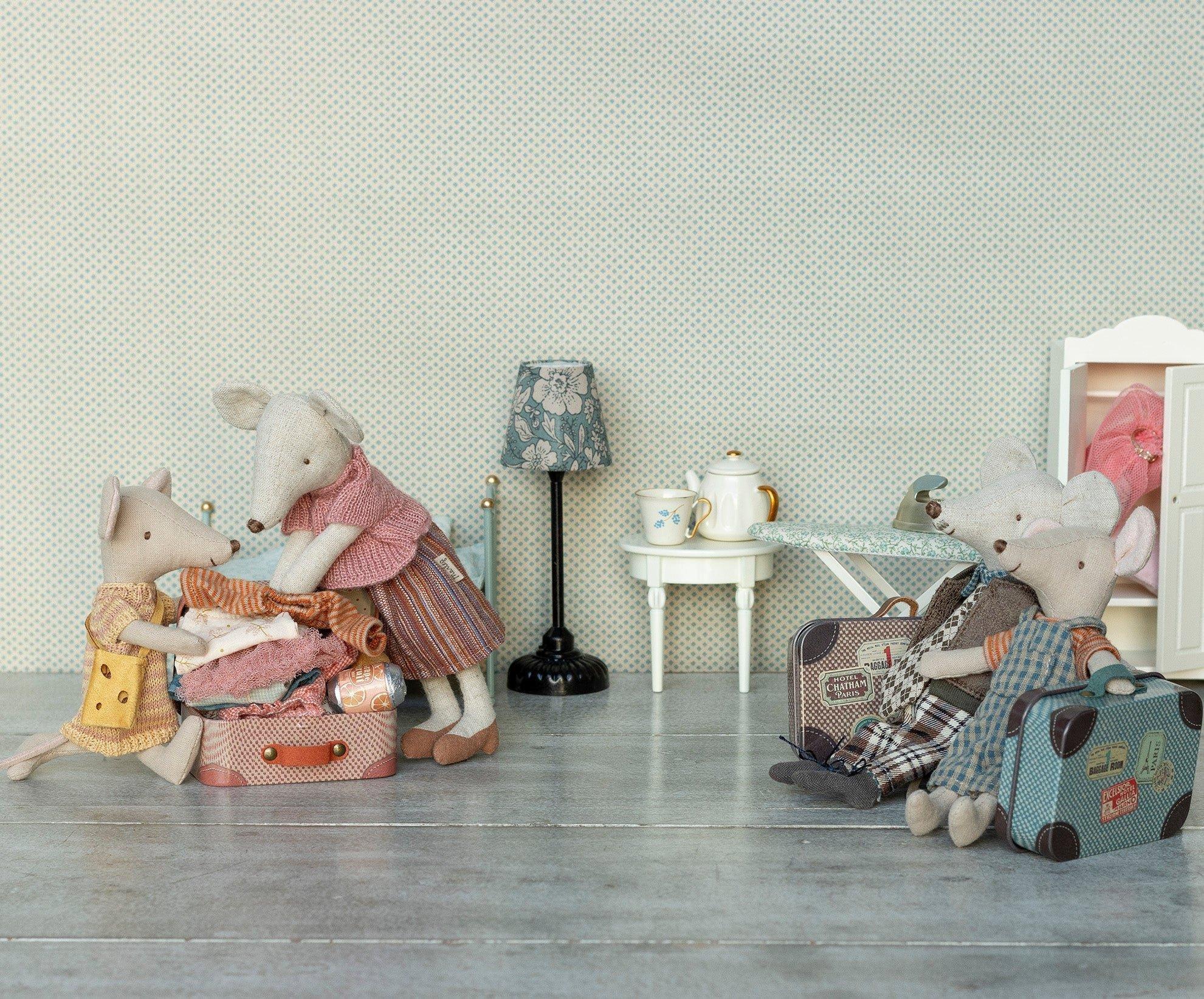 Knitted Blouse & Skirt in Suitcase, Mouse - Grandma image number 0